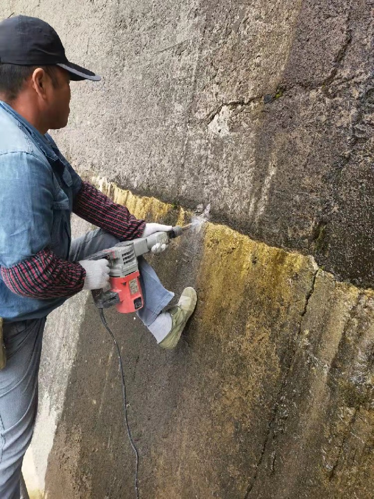 地下室建筑面澆完之后漏水怎么修？